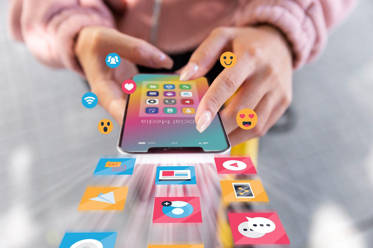 Frauenhände und Smartphone im Closeup mit dynamischen Social Media Icons