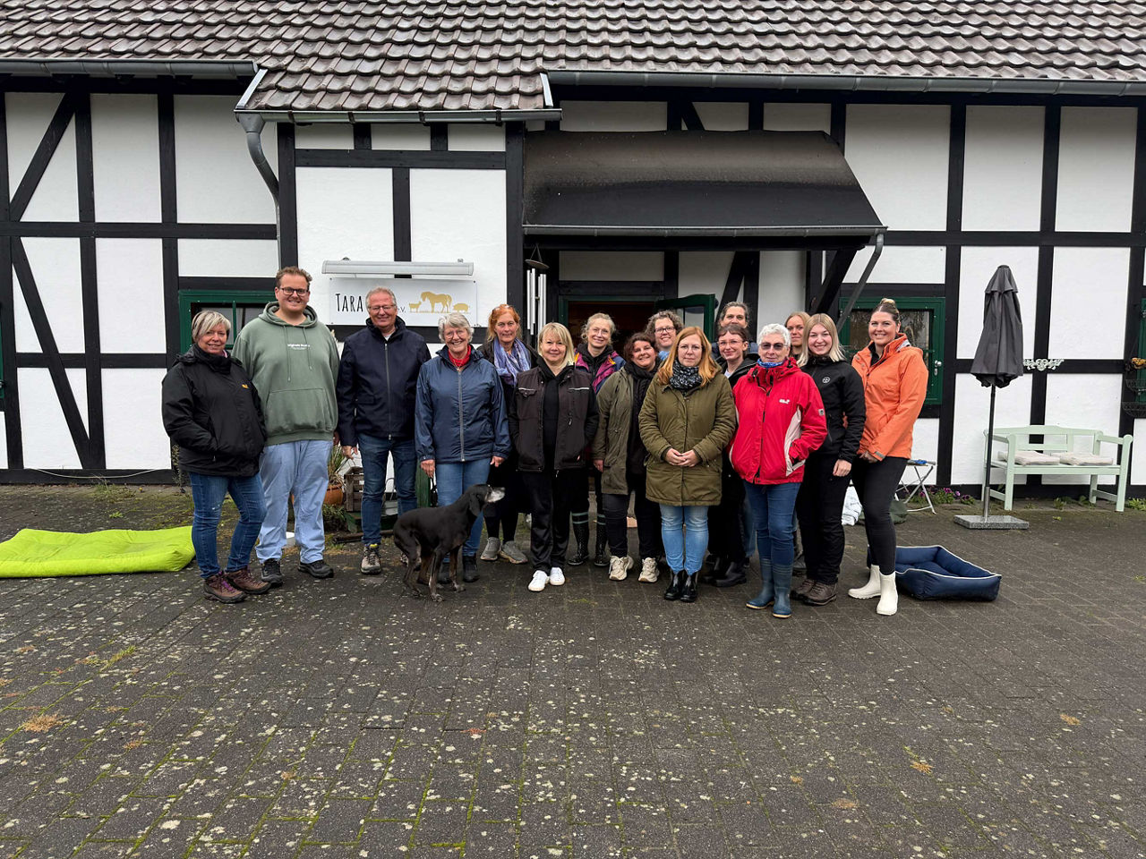 Gruppenbild der Teilnehmer vor der TARA Thierhilfe e. V. in Lohmar