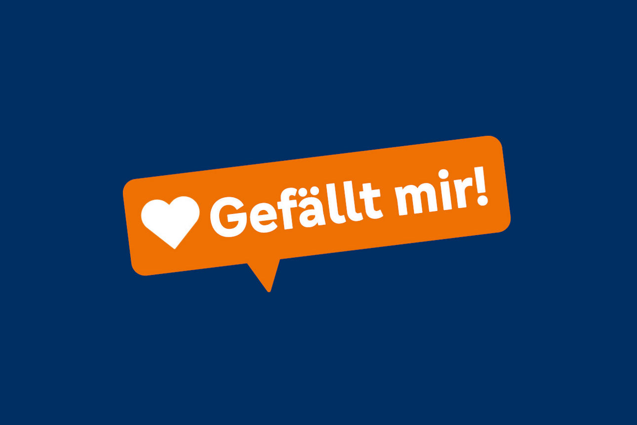 Blaues Feld mit orangener Sprechblase mit dem Text "Gefällt mir!"