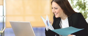 Frau bei der Arbeit schaut auf ihren Laptop