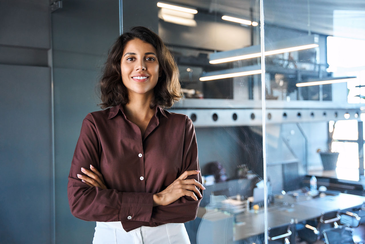 Portrait einer Geschäftsfrau im modernen Büro