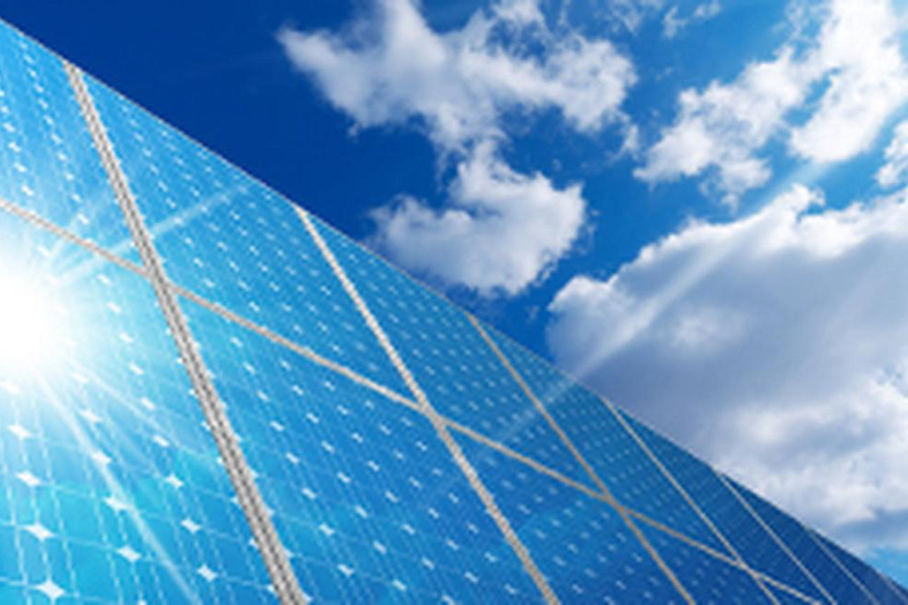 Bild einer Photovoltaikanlage, in der sich die Sonne spiegelt