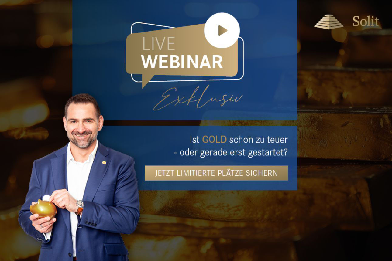 Mann mit goldenem Sparschwein vor Leinwand mit Live-Webinar