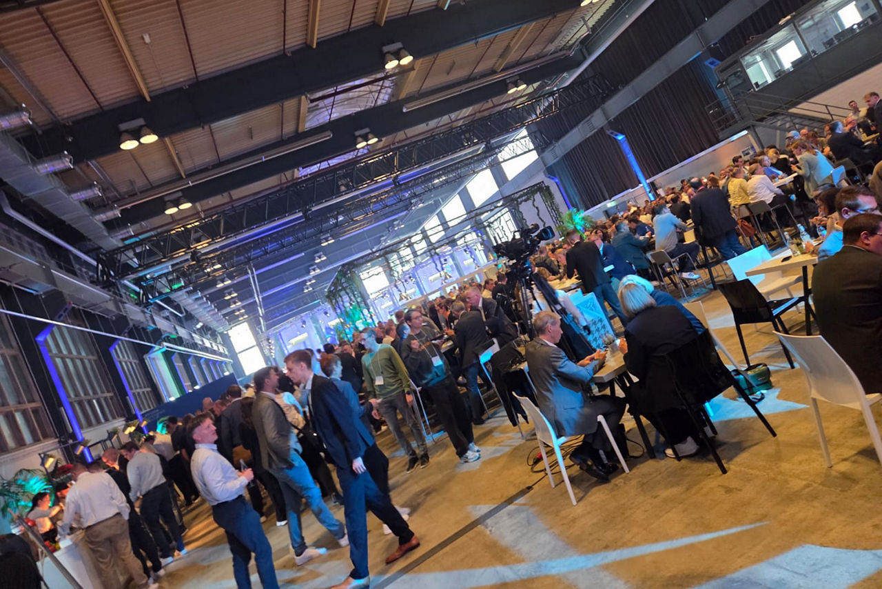 Besucher der Solution Days in "The Frame" in Düsseldorf