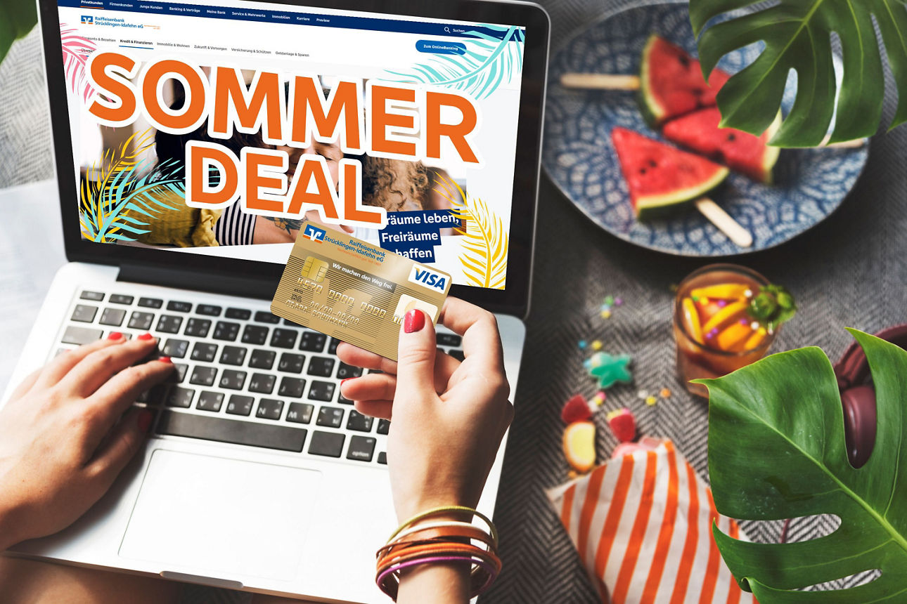 Laptop mit Sommerdeal-Logo, Frauenhände halten eine Kreditkarte.