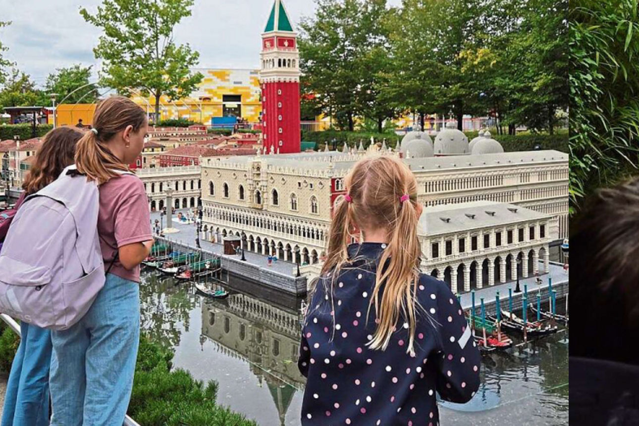 Zwei Bilder von Kindern im Legoland. Einmal vor einer Miniaturstadt und einmal auf einer Wasserbahn.