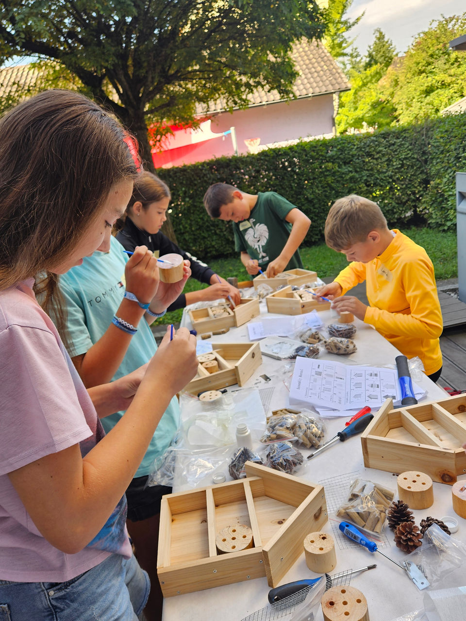 Kinder bauen Insektenhotels