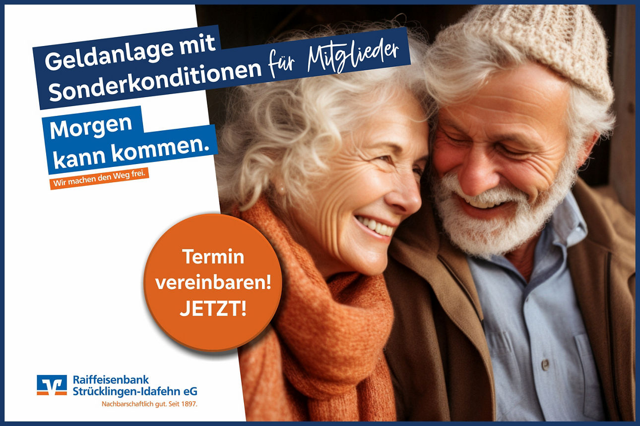 Zwei lachende ältere Menschen 