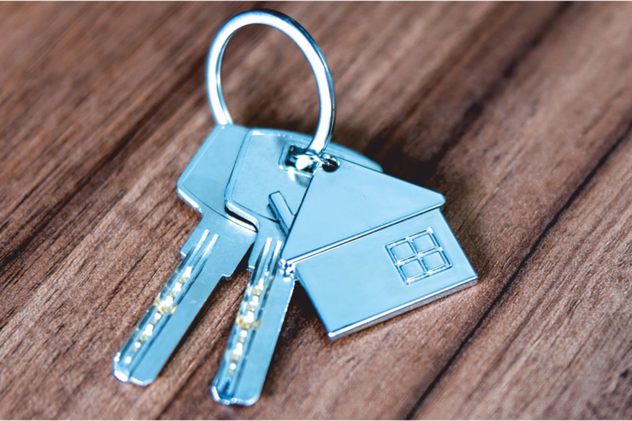 Haustürschlüssel auf Holzbrett