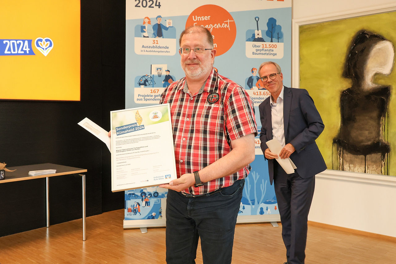 Auf dem Bild sieht man Stefan Peltis der Klaeser Internationale Fachspedition und Fahrzeugbau GmbH, der den Sonderpreis angenommen hat. Rechts neben ihm steht der Vorstand Ingo Abrahams.