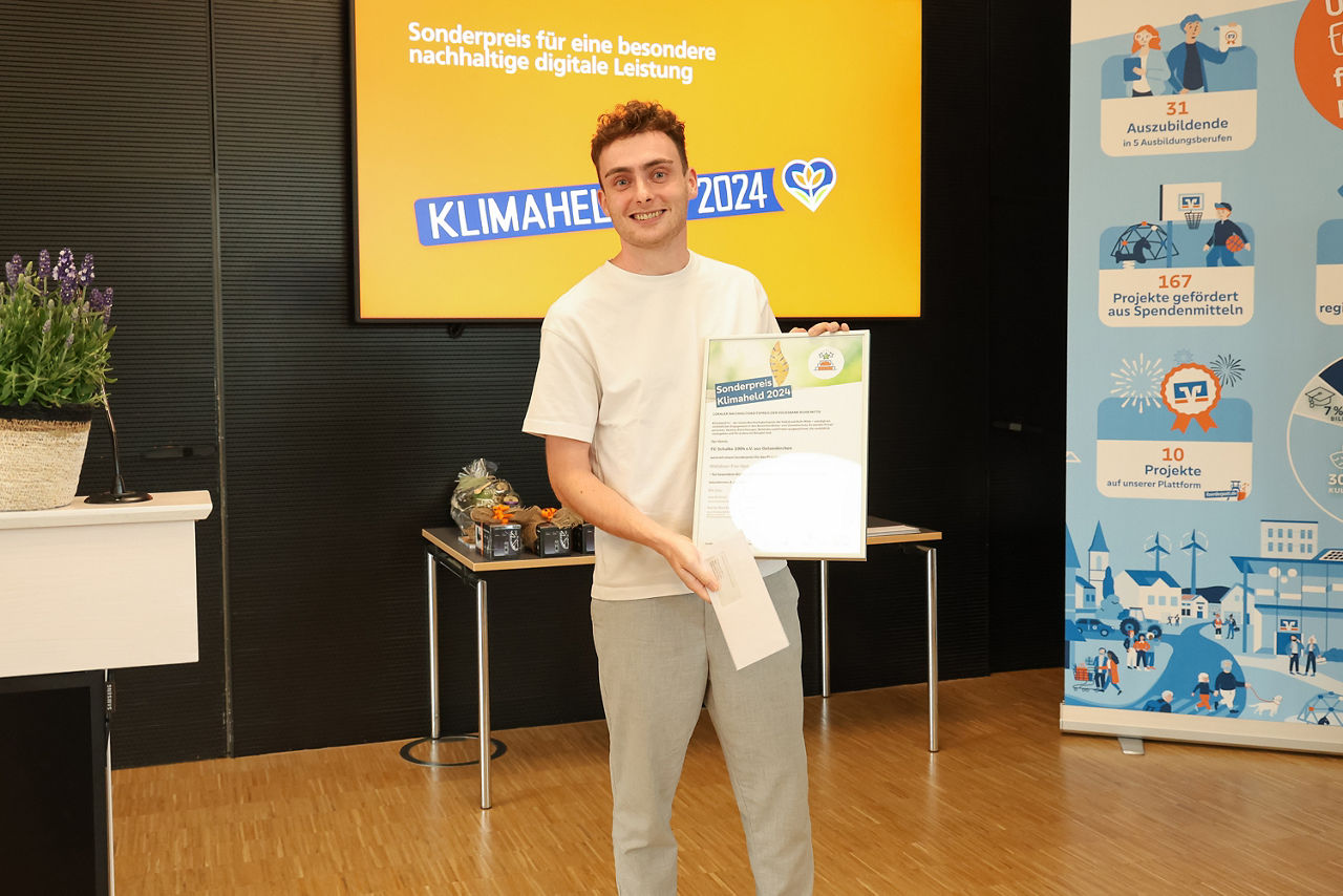 Auf dem Bild sieht man Joshua Harms des FC Gelsenkirchen-Schalke 04 e.V., der den Sonderpreis in der Kategorie Vereine angenommen hat. 