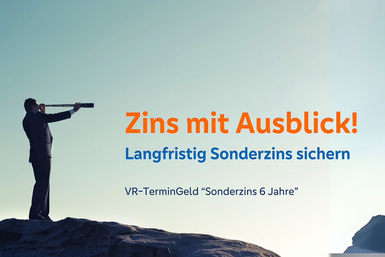 Mann auf Felsen zeigt in die Ferne