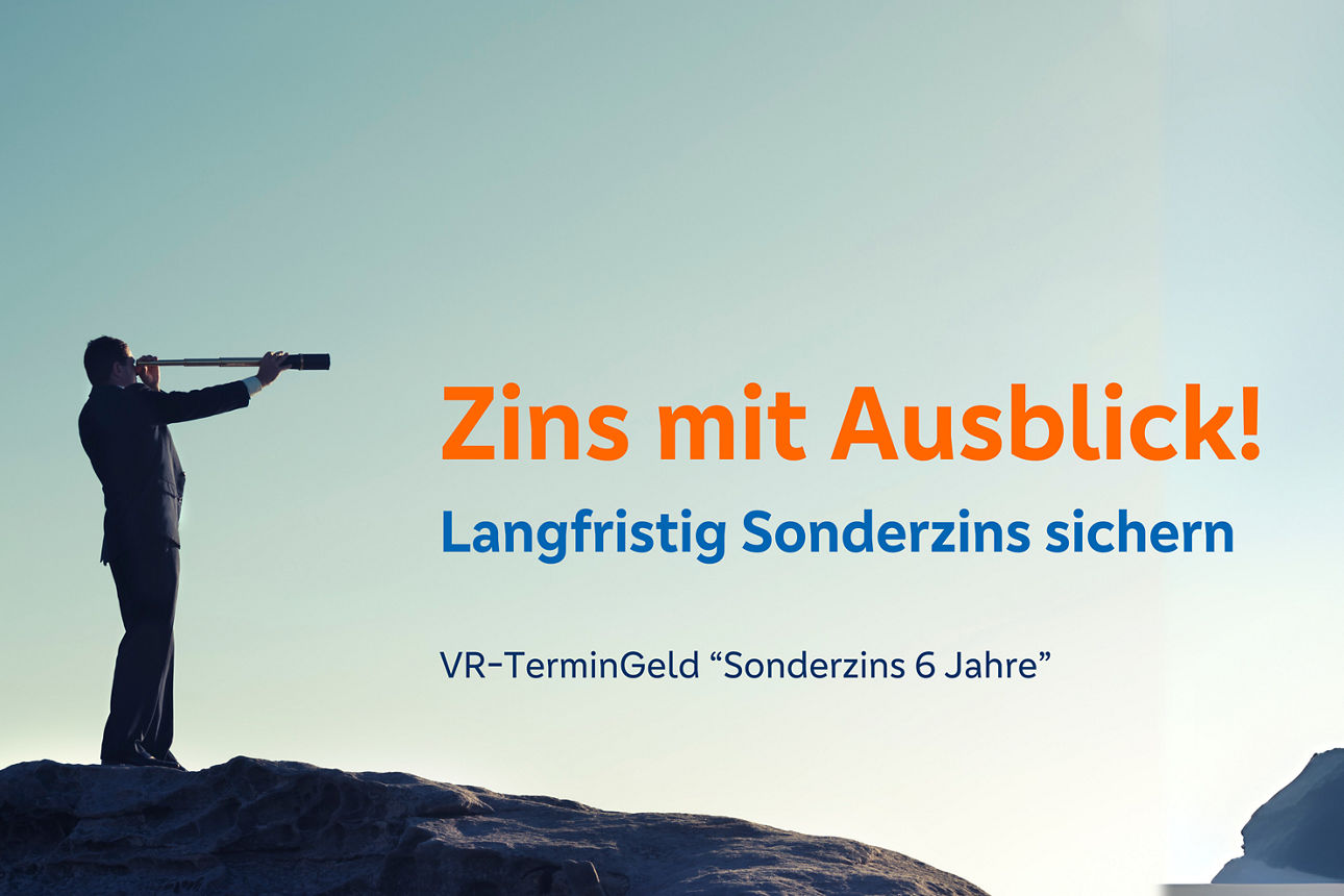 Mann auf Felsen zeigt in die Ferne