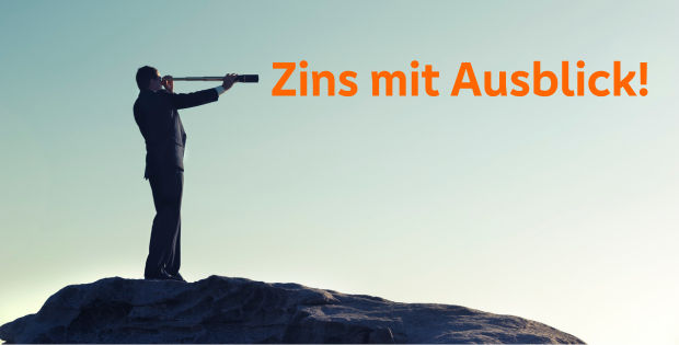 Mann mit Fernglas schaut in die Ferne