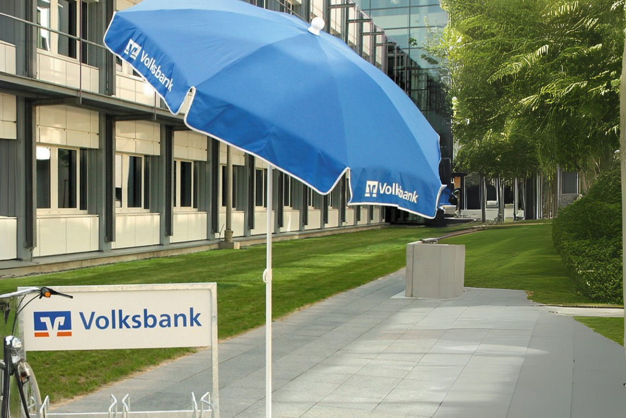 Volksbank Berg Sonnenschirm neben einem Fahrradständer