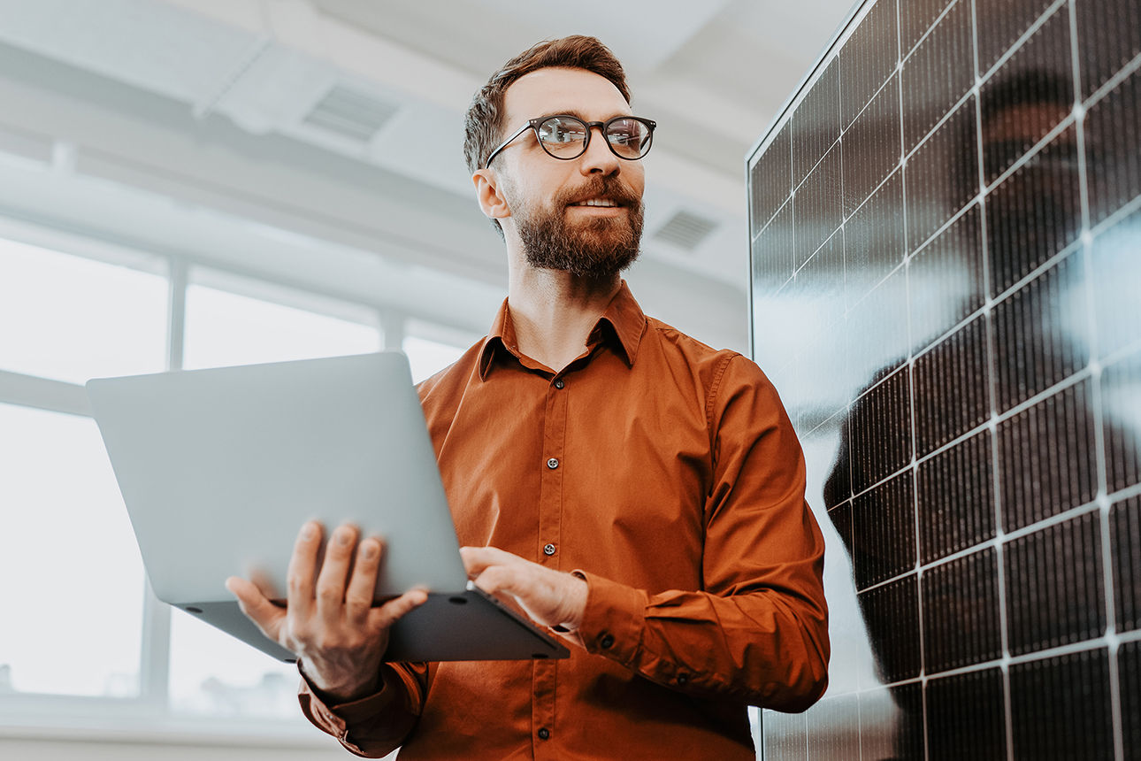 Mann arbeitet an Kreissäge.