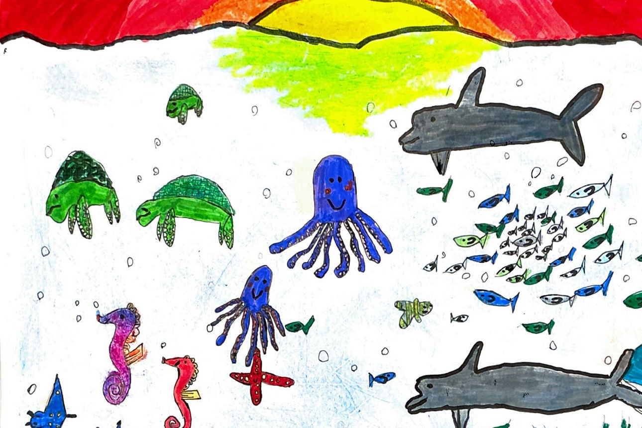 Auf einer Zeichnung schwimmen viele verschiedene bunte Meerestiere im Meer
