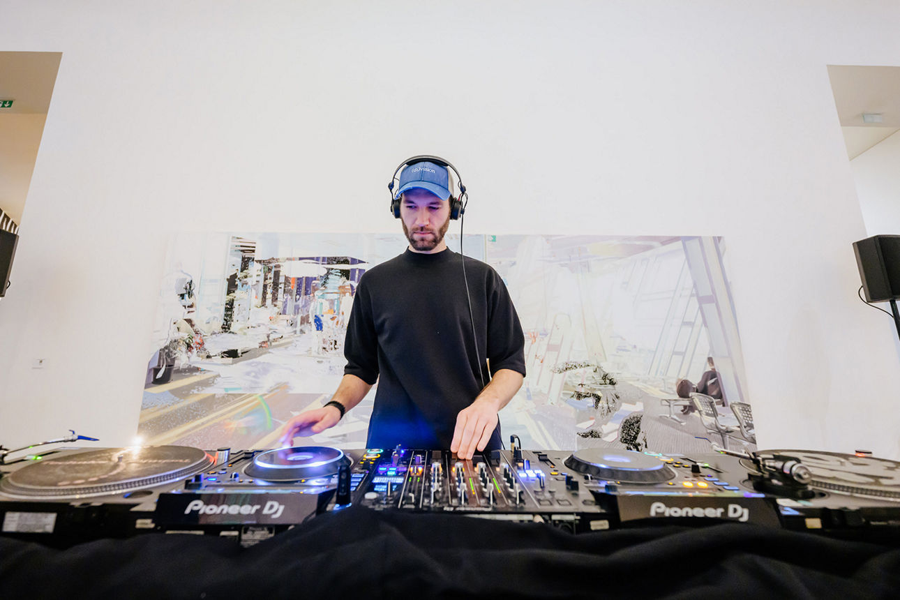DJ am Mischpult.