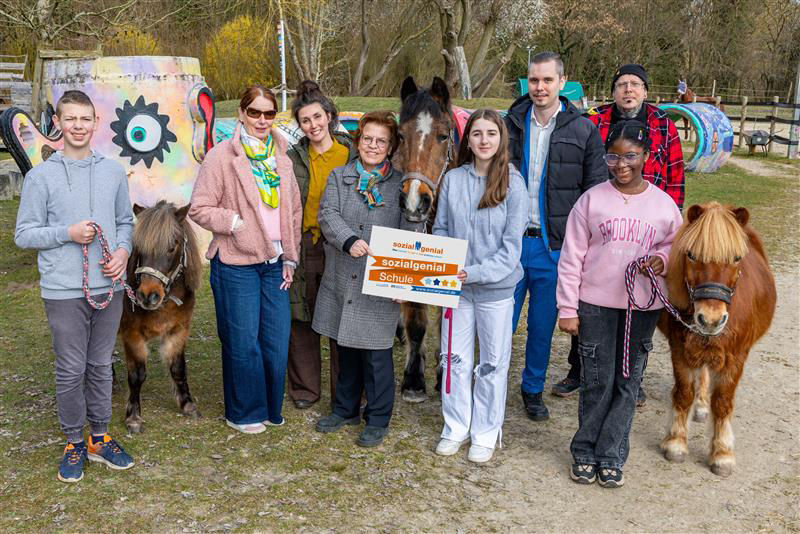 Schülerinnen und Schüler der Jahrgänge 7 und 8 der Hauptschule Scharnhorst, die Ponys Brokkoli, Gino und Felix, Andrea Kreten