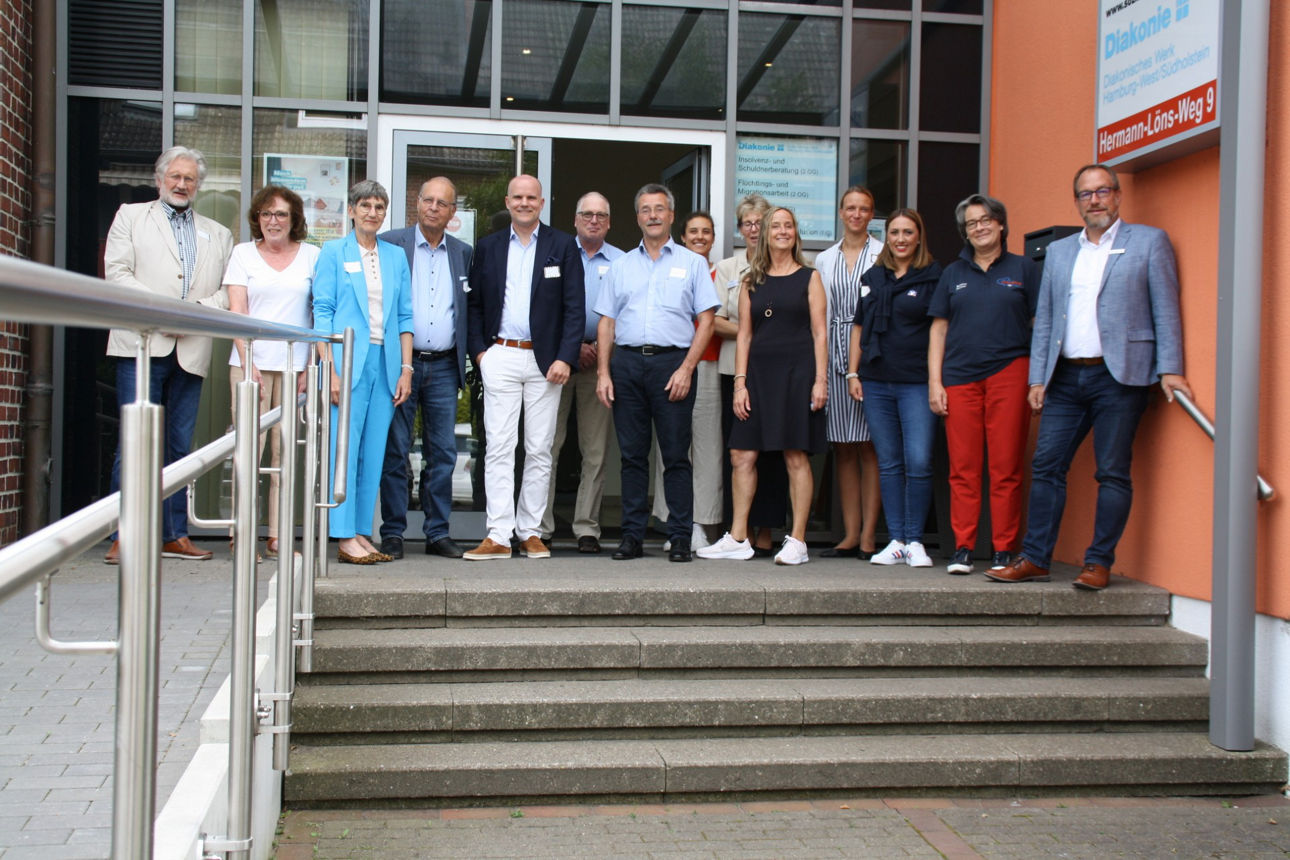 Einweihung Vordach, Foto der Förderer des Sozialwerks Norderstedt