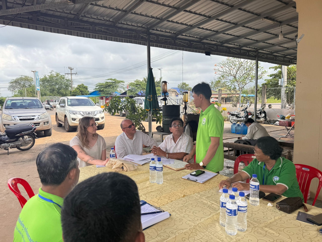 Fiona beim Besuch einer Spar- und Kreditgenossenschaft in Kambodscha.