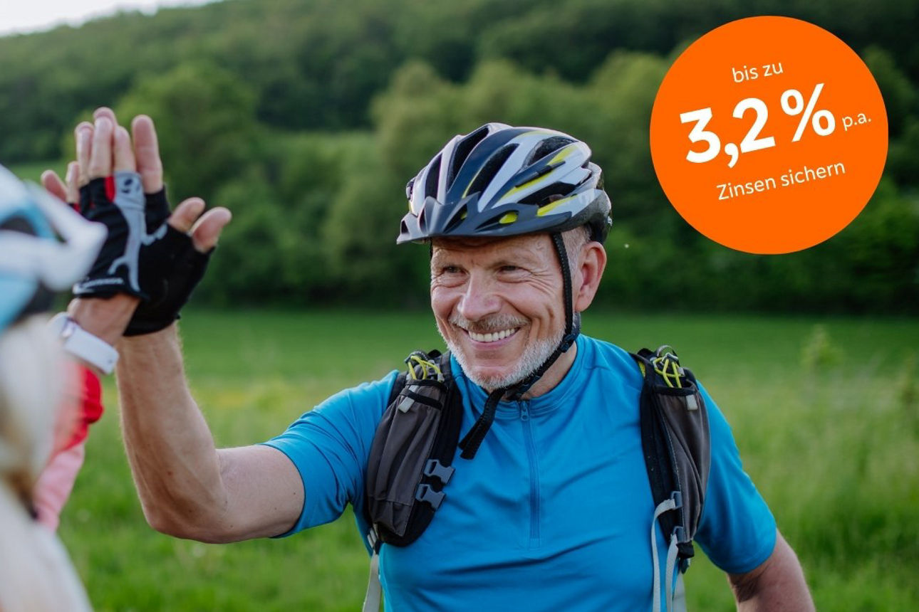 Fahrradfahrer gibt High-5