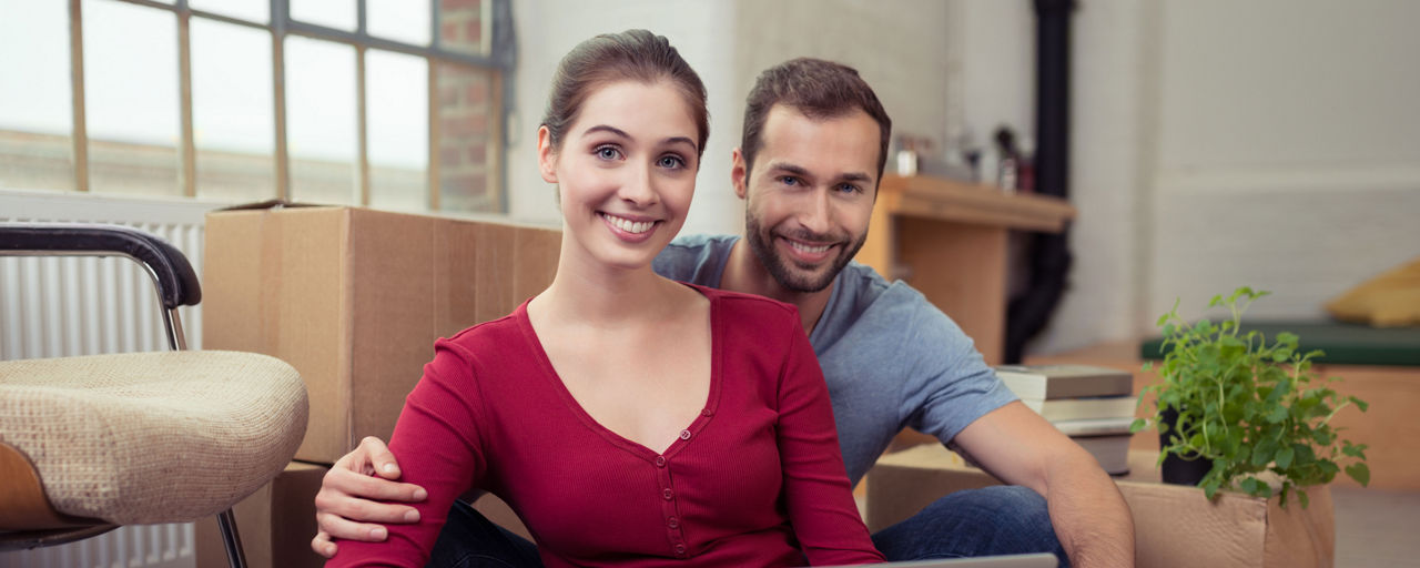 Mann und Frau auf dem Boden sitzend