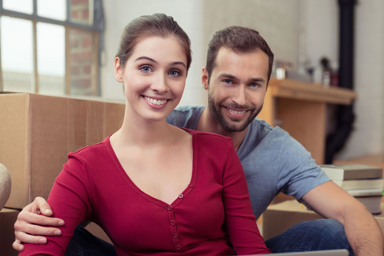 Mann und Frau auf dem Boden sitzend