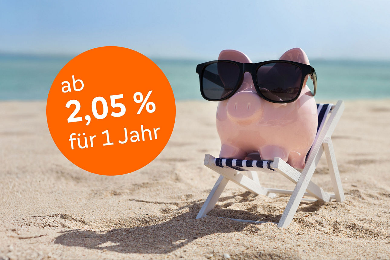 Sparschwein mit Sonnenbrille am Strand im Snnenstuhl – „ab 2,05 % für ein Jahr“
