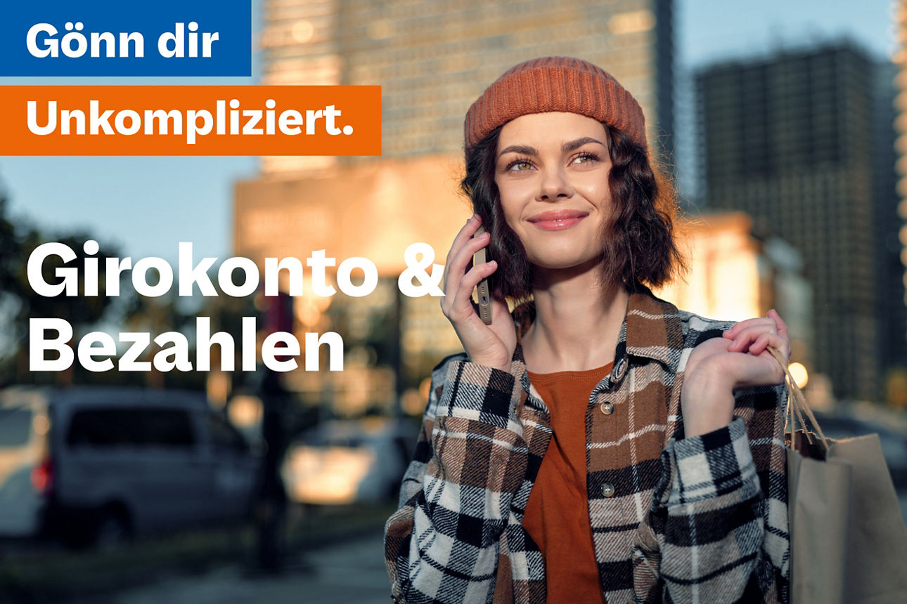 Frau telefoniert und hält Einkaufstasche