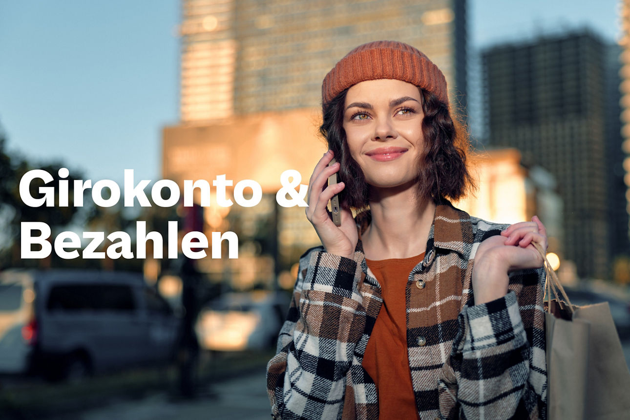 Frau telefoniert mit Einkaufstausche 