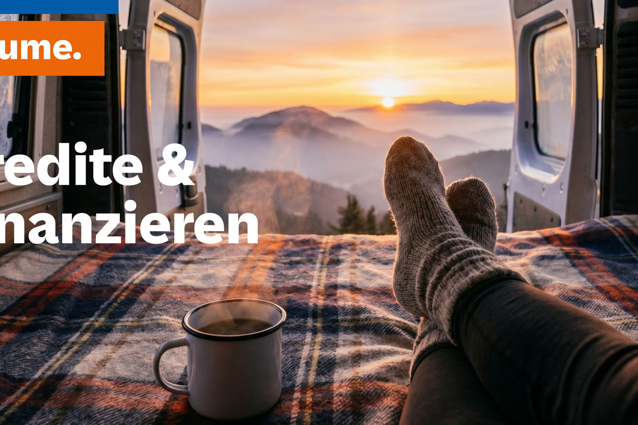 Blick aus Bus auf Sonnenaufgang Berge