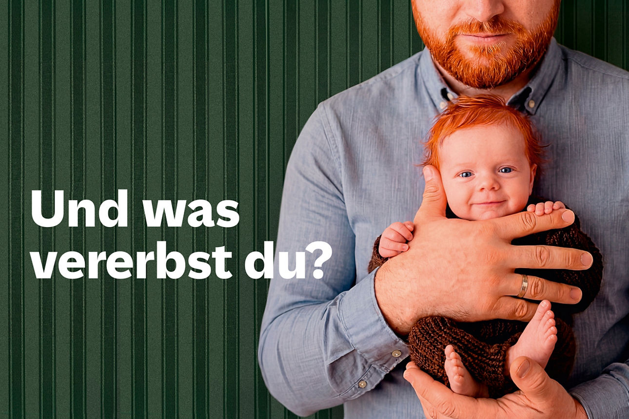 Mann hält Baby mit roten Haaren in der Hand