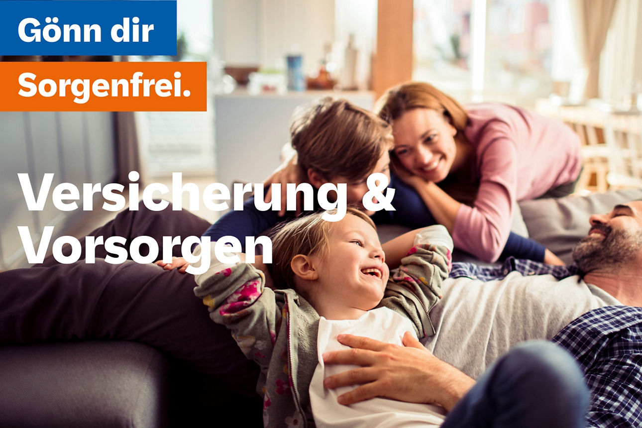 Familie kuschelt auf der Couch