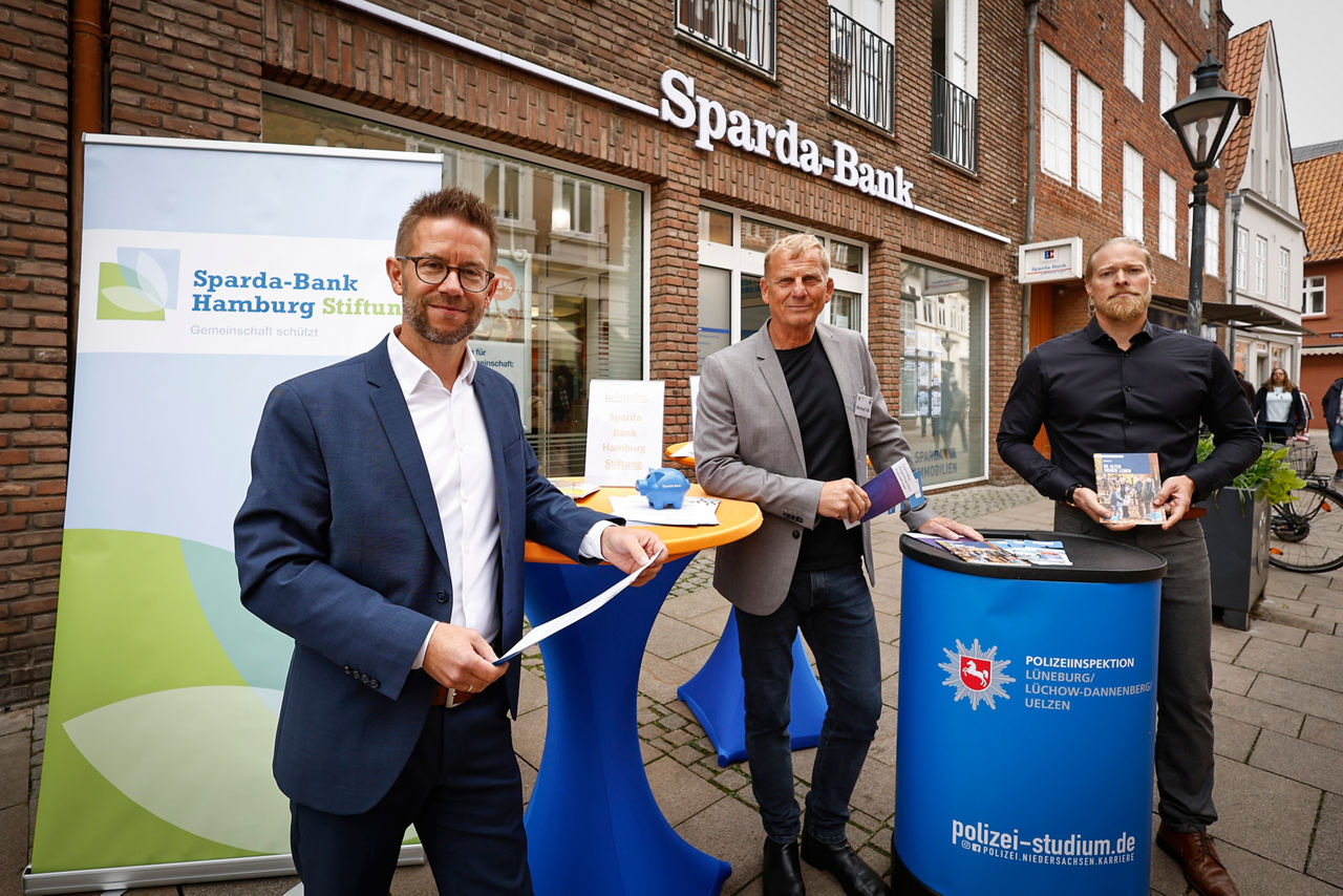 Gemeinsamer Infostand von der Sparda-Bank Siftung und der Polizei