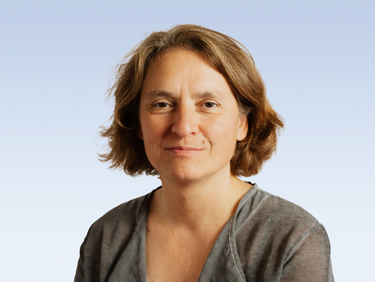 Eine Frau guckt in die Kamera