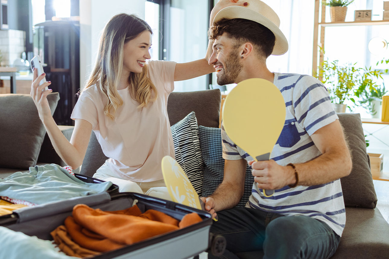 Mann und Frau packen einen Reisekoffer