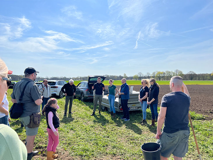 Menschen stehen auf einem Feld
