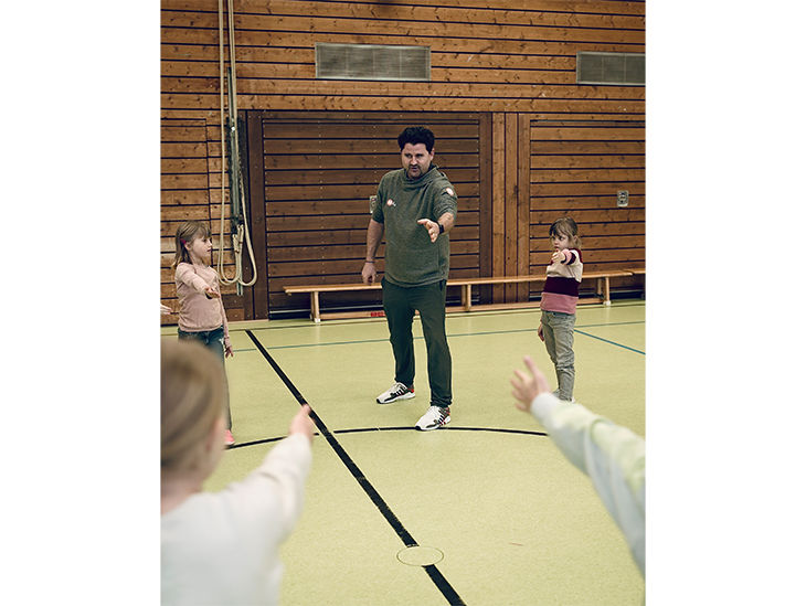 Kampfübungen mit Kindern in einer Turnhalle