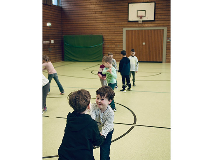 Kampfübungen mit Kindern in einer Turnhalle