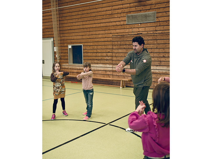 Kampfübungen mit Kindern in einer Turnhalle