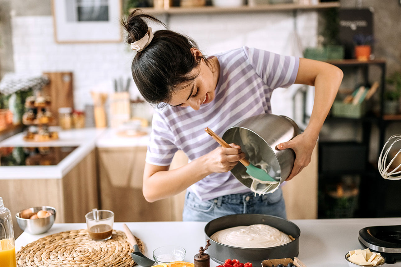 Frau backt in einer Küche