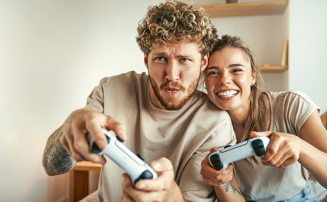 Mann und Frau spielen Playstation