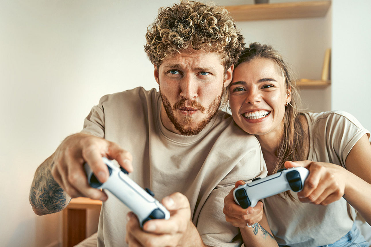 Mann und Frau spielen Playstation