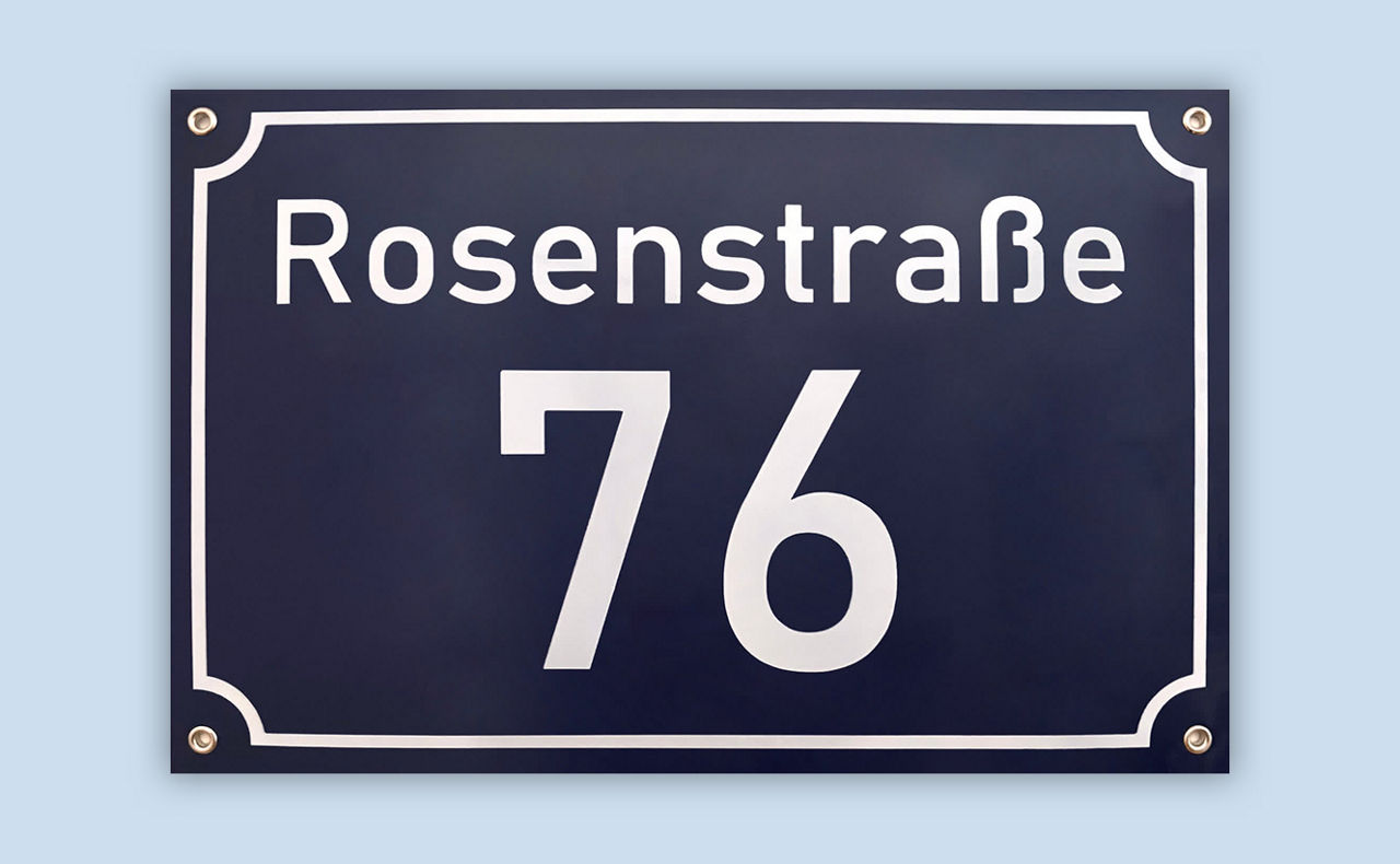 Ein Schild mit Straßenname und Nummer