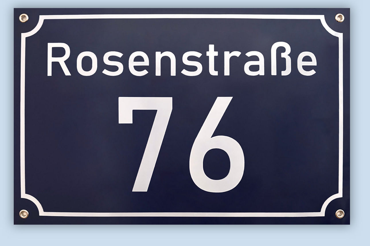 Ein Schild mit Straßenname und Nummer