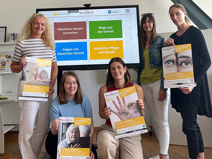 Gruppe von Frauen posiert für die Kamera