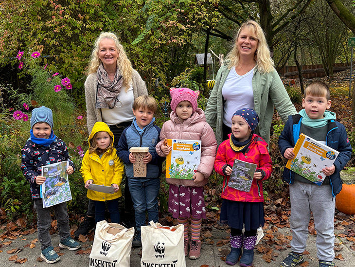 Gruppe Kinder und zwei Frauen posieren für ein Foto