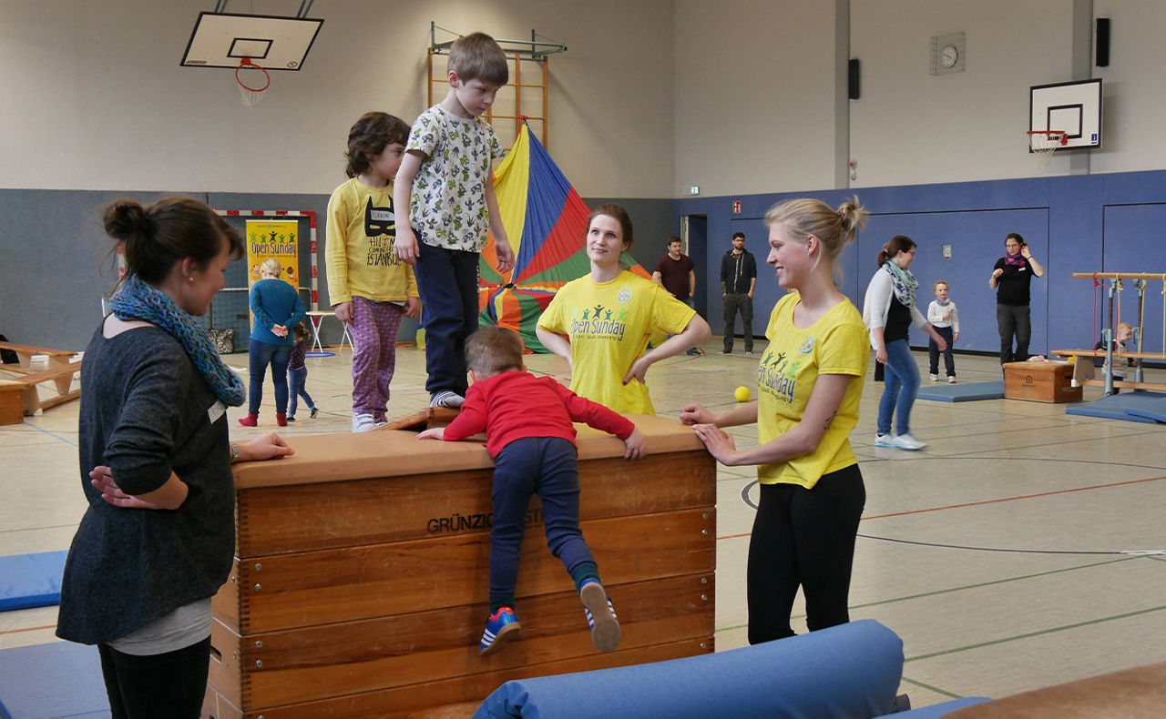 Kinder beim Turnen