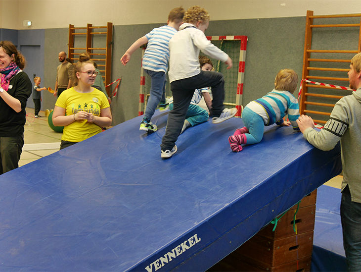 Kinder beim Turnen